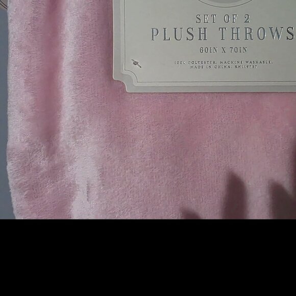 Beautiful Set of 2 Plush Throw - Picture 3 of 3